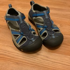 Like new Youth keen sandals